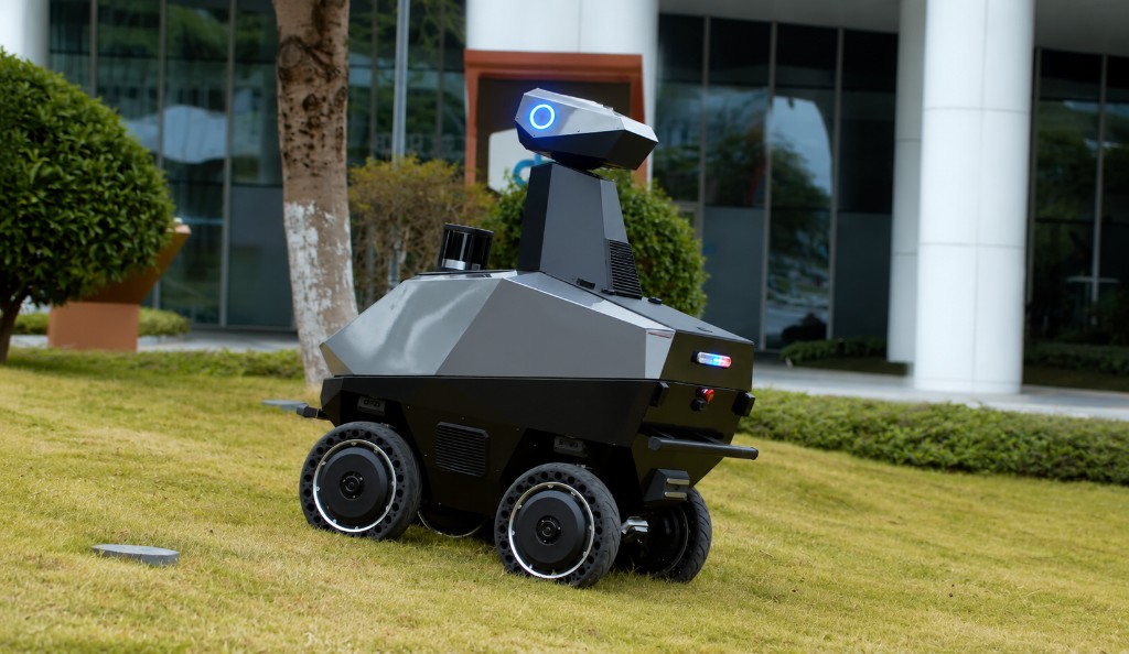 Outdoor Security Robot S5 em terreno irregular com tração integral