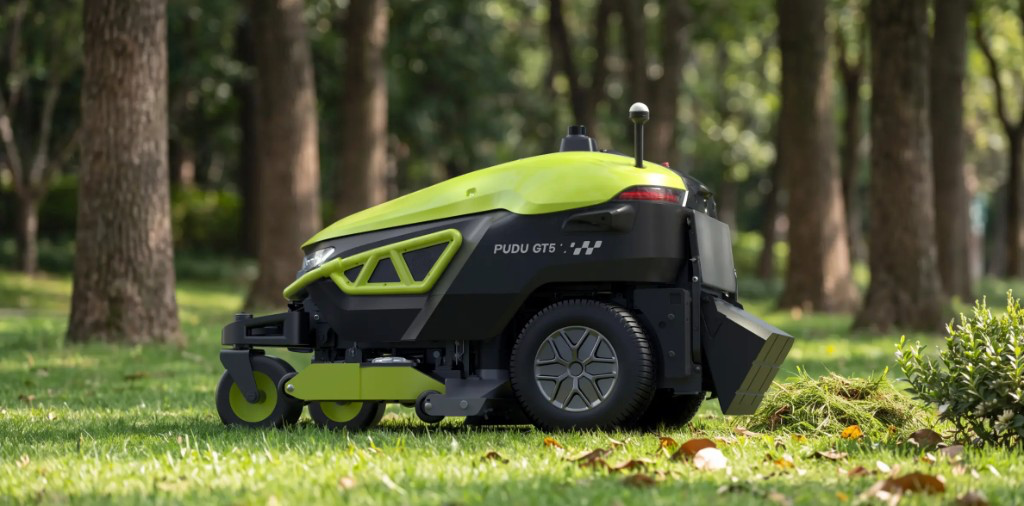 PUDU GT5 com sistema de coleta de aparas em operação no parque